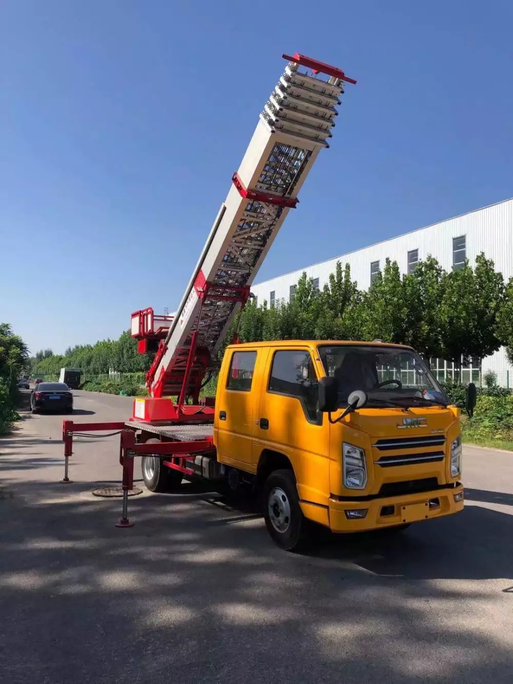 小榄镇附近的云梯车出租服务：轻松解决高空作业需求