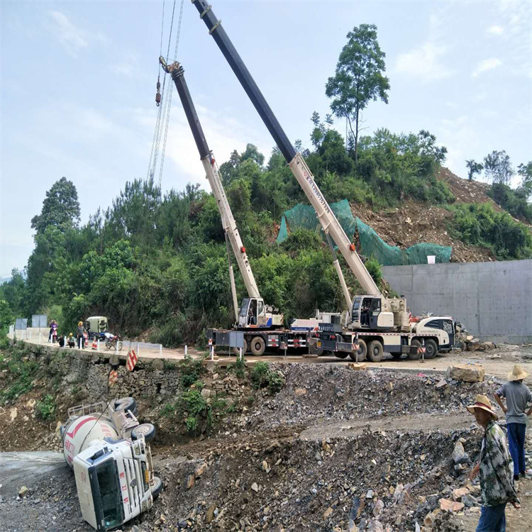 小榄镇汽车掉沟里叫吊车救援要多少钱